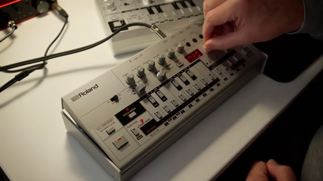 Woody Piano Shack und die TB-03: Rolands digitale Acid-Waffe gegen Behringers Budget-Bassbox