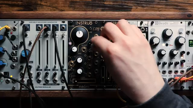 The Unperson entfesselt den Instruo Neoni: Triangle Core Chaos im Eurorack