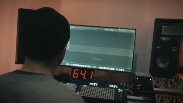 Voltage Labs x Space Dimension Controller: Amsterdam Studio-Tour mit Sampler-Obsession und Acid-Tech-Tricks
