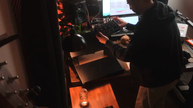 Drone plus Microcosm. Das ist das Hayes-Preset auf dem Microcosm, das tendenziell mein Favorit ist.