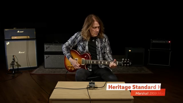 Hinter mir habe ich ein Heritage H150 durch ein Marshall 1959 Modified und ein 412er Cabinet mit Greenbacks.