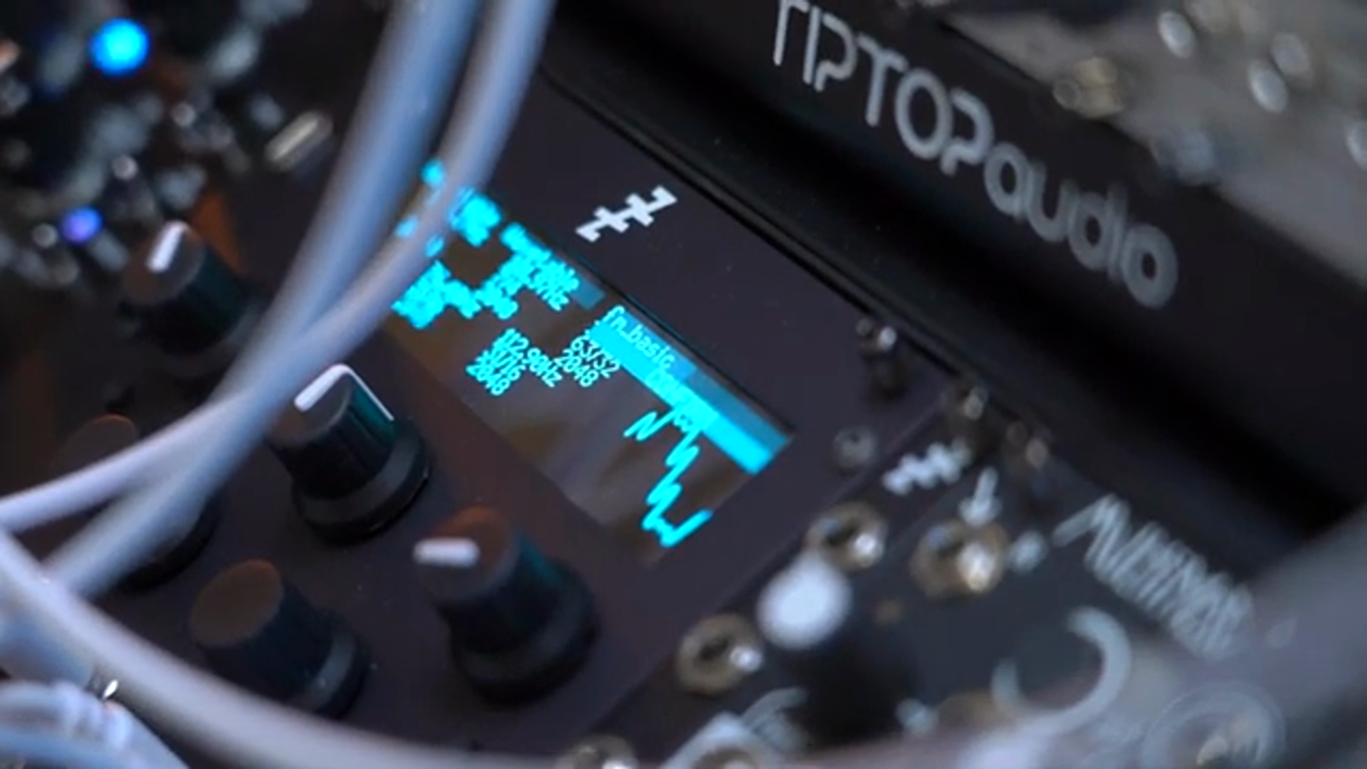 Und wenn Sie ein Patch bauen, denken Sie nicht nur in Melodien oder Harmonien, sondern in Bewegungen, Tiefe, Instabilität.