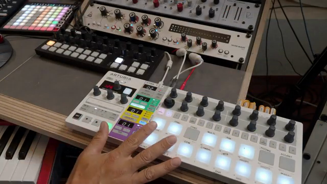 vor allem benutze ich es, um Basslinien und Rhythmuselemente zu erstellen