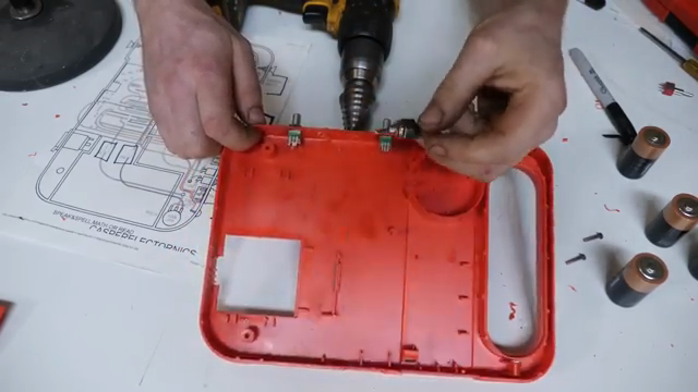 LOOKMUMNOCOMPUTERs Circuit Bending Spektakel: Speak and Spell des Untergrunds