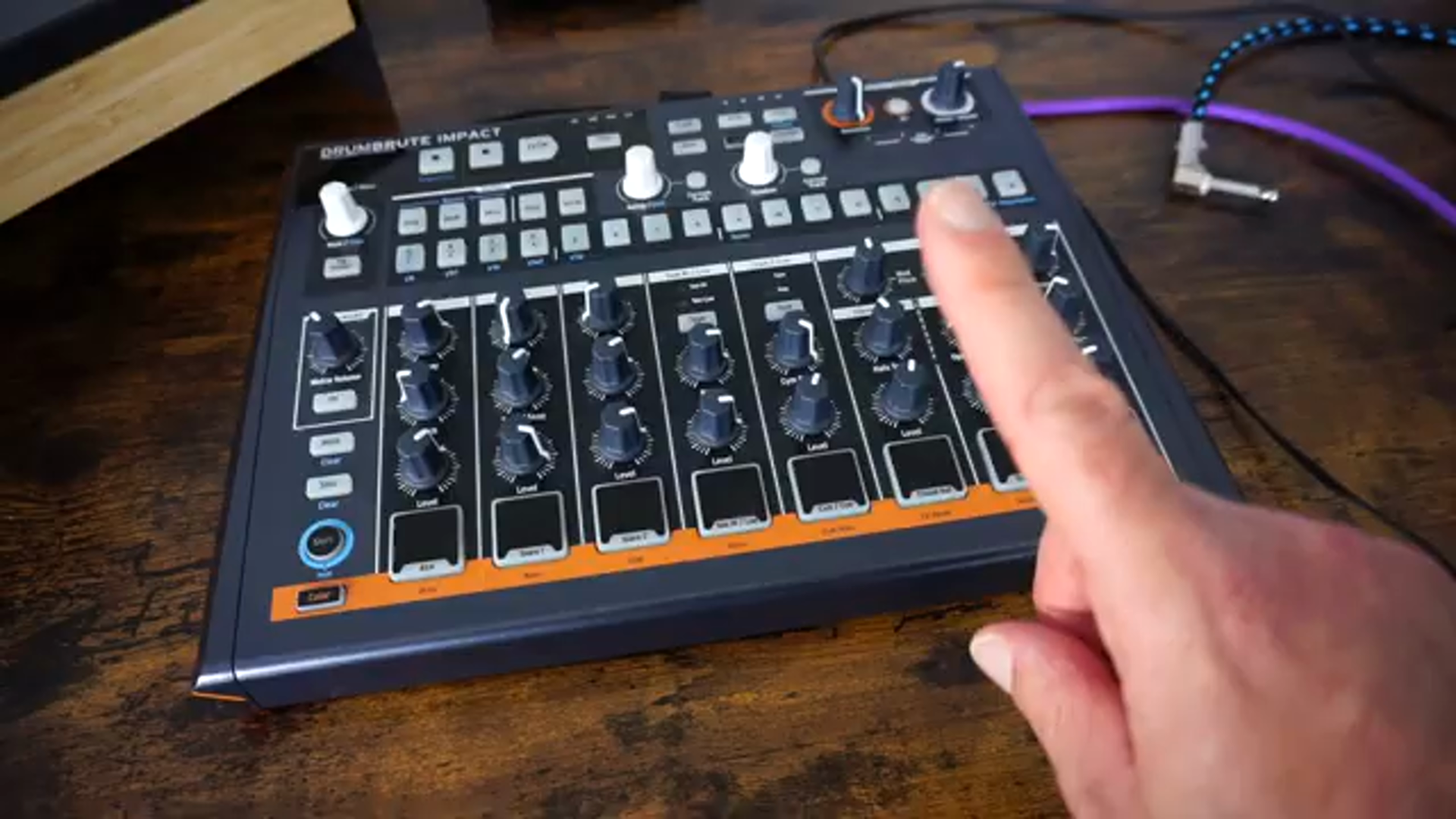 Wichtiger jedoch ist dies: das Digitech SynthWall Envelope Filter Pedal aus den frühen 2000ern.