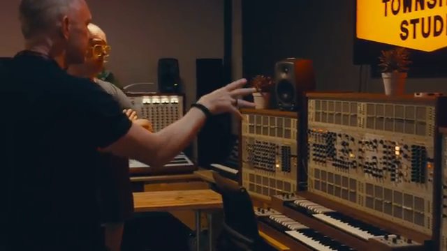 Er benutzte dies für die Filmmusik von Ken Russells Tommy.