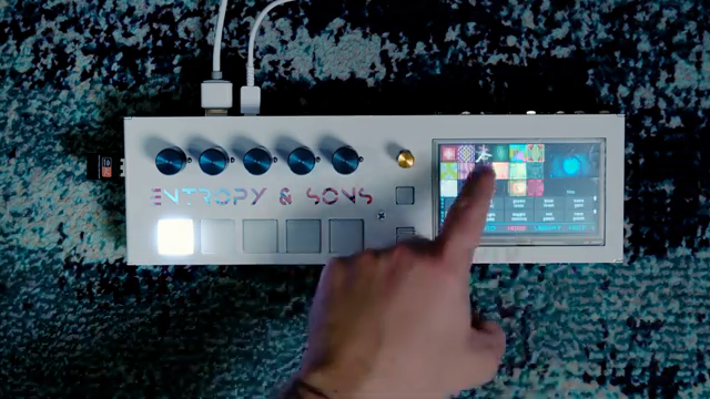 Der Bildschirm selbst ist ein Touchscreen, den ich normalerweise nicht besonders mag, aber dieser hier fühlt sich ganz gut an.