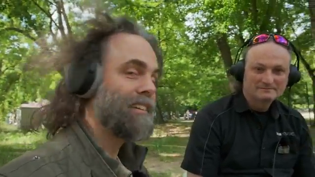 Er hat einen eingebauten Akku, sodass man sich keine Sorgen mehr über einen mobilen Stromversorgung machen muss.