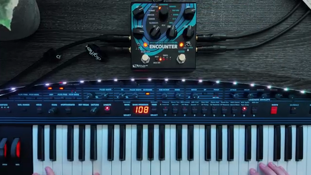 Im Wesentlichen ist es wie ihr Collider-Pedal, bei dem die eine Hälfte Reverb und die andere Hälfte Delay ist.