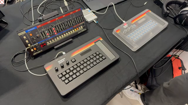 Es kann so mit einer Nomad-Batterie laufen, wie eine typische Handy-Batterie.