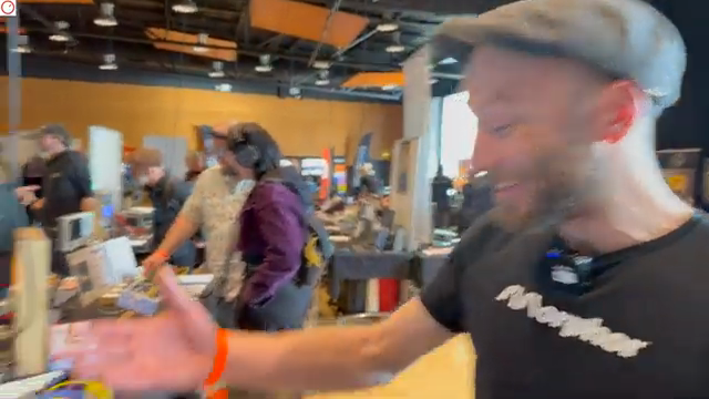 Es ist das Echo, das analoge Echo, es ist ein 100% analoges BBD-basiertes Echo, also 4 Taps, 4 69 oder 96 BBDs in Serie.