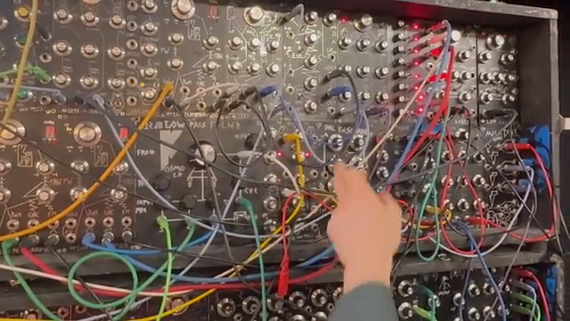 LOOKMUMNOCOMPUTERs wilder Ritt: Synthesizer-Setup für die Live-Szene 2025