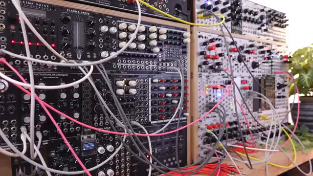 Hier wird die Verzerrung am Ende der Kette genutzt, was oft interessanter ist, wenn komplexere Audiosignale verarbeitet werden.