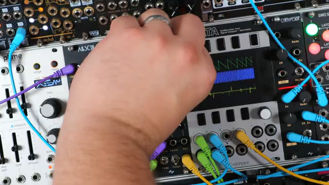 So gummiartig, als hätte es einen Gimpanzug an.