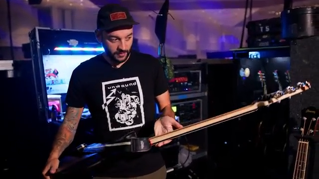 Ich ließ es ohne Stegtonabnehmer und mit einem einzigen Lautstärkeregler bauen.”