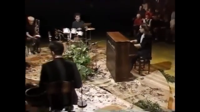 Das Harmonium, wie wir es heute kennen, wurde 1842 von Alexandre de Bon in Paris patentiert.