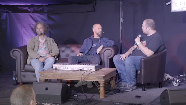 Das ist nicht einfach ein durchschnittlicher Polysynth; es ist ein binauraler, multitimbraler Schatz, der so roh ist wie ein Punk-Gig.