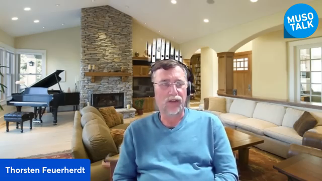 Der Klang faltet sich wie ein Origami aus Spannung und Rauschen.