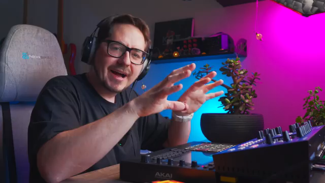 Es ist kein Touchscreen, wohlgemerkt. Es hat weiche Knöpfe und Tasten, wie sie genannt werden, die alle kontextsensitiv sind.