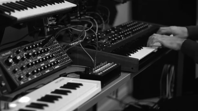 Es ist, wie es mich inspiriert, darauf zu reagieren oder dagegen zu reagieren, während ich daneben spiele.