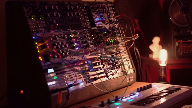 Was tun wir, das unsere Musik von allem anderen unterscheidet oder von dem, was ein Computer sehr schnell machen kann?