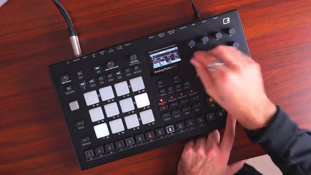 Wir haben einen einfachen Rhythmus genommen und ihn in einen, ich meine, es ist immer noch derselbe Rhythmus, aber der Klang macht ihn ein…