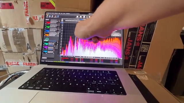 Diese Peaks, die ich gesehen habe, sind Reflexionen vom Tisch.