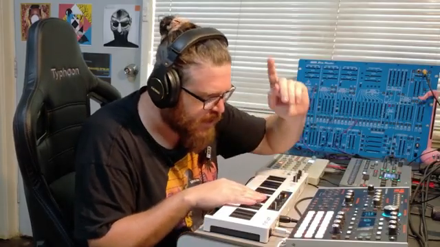 Der Hydrasynth hat fünf Hüllkurven und fünf LFOs, und die Hüllkurven können geloopt werden, sodass sie effektiv wie LFOs funktionieren.