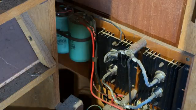 Dieser Transformator reduziert es auf das Etikett hier unten sagt 23, also nehme ich an, dass es 23 Volt sind.