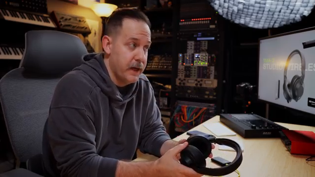 Es hat ein ziemlich straffes, fokussiertes Klangbild, da es geschlossen ist.