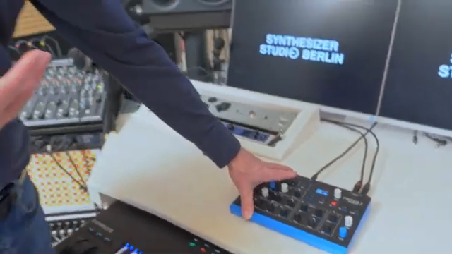 Für diesen kleinen Formfaktor haben wir ziemlich viele Knöpfe, man kann also richtig schrauben, das ist jetzt nicht wie im Blohfeld, der…