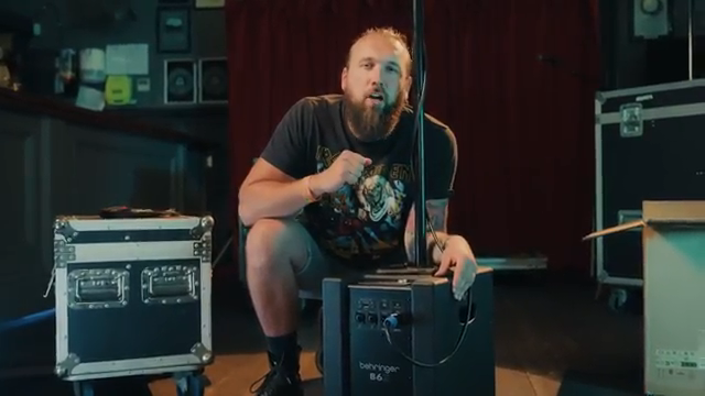 Er hat integrierte Raumkorrektur-Presets, entwickelt von den Sound Wizards von Clark Technic, und du kannst das System auf Boden-, Wand…