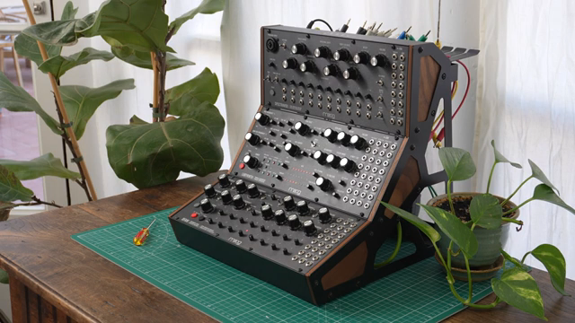 Das Moog Sound Studio Accessory Kit ermöglicht es, drei Moog Semi-Modular-Instrumente zu einem organisierten und leistungsstarken…