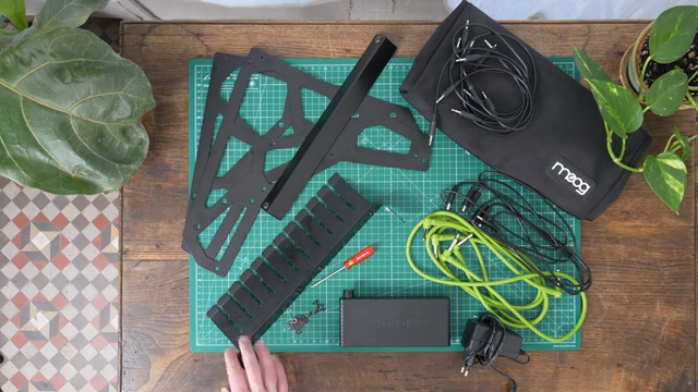 Der Patchkabel-Organizer wird an der Rückseite des Systems befestigt, sodass Sie jederzeit einfachen Zugriff auf Ihre Patchkabel haben.