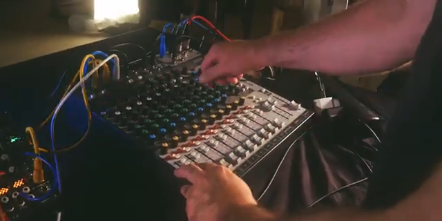 Da nimmt man einfach einen Ausgang, führt ihn zurück in den Eingang, und das war's. Es macht Sound und dann stopft man andere Sounds dazu.