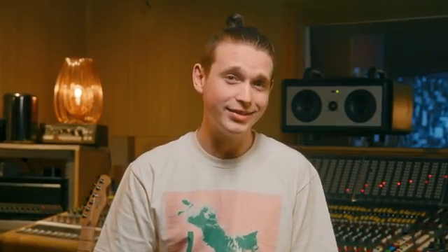 Wenn du die Ausgänge links und rechts pannst, bekommst du ein enormes, wirbelndes Stereobild, das deinen Sound wie in ein Bad aus flüssiger…