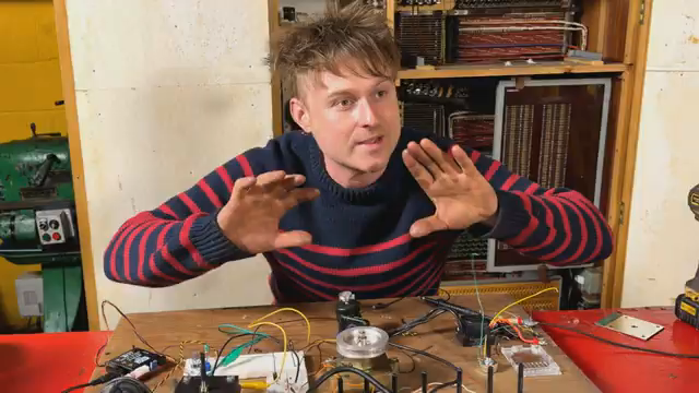 LOOK MUM NO COMPUTER lässt die Elektrostatik tanzen: Compton-Orgel-Tonräder im DIY-Revival