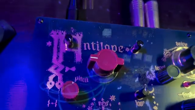 Es ist ein semi-modulares Instrument, das irgendwo an der Kreuzung zwischen Drum Machine, Groovebox, Percussion-Synthesizer, FX-Prozessor…