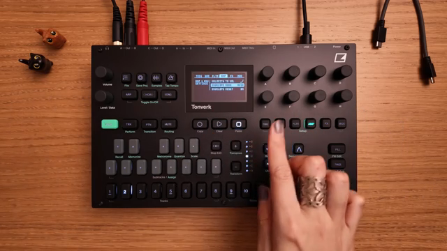 Zum Beispiel kann man auf der Amp-Page den Envelope-Modus zwischen ADSR und AHD wechseln.