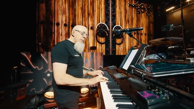 Der Kronos erlaubt es, bis zu 16 Parts über die Tastatur zu layern. Das ist eine Menge Power und natürlich sind die Effekte absolut massiv.