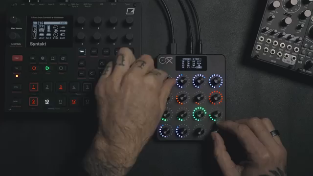 Wir haben den E16 mit größter Sorgfalt entwickelt, 16 endlose Metall-Encoder mit LED-Ringen, alles in einem robusten Aluminium-Unibody.