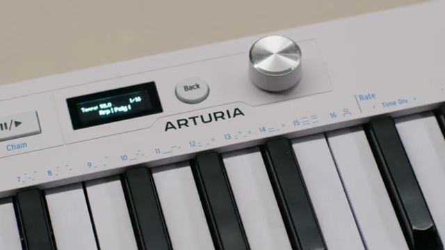 Der KeyStep Mk II ist mehr als nur Tasten, er ist ein Sequencer, Arpeggiator, ein musikalisches Nervenzentrum, das Hardware und Software…