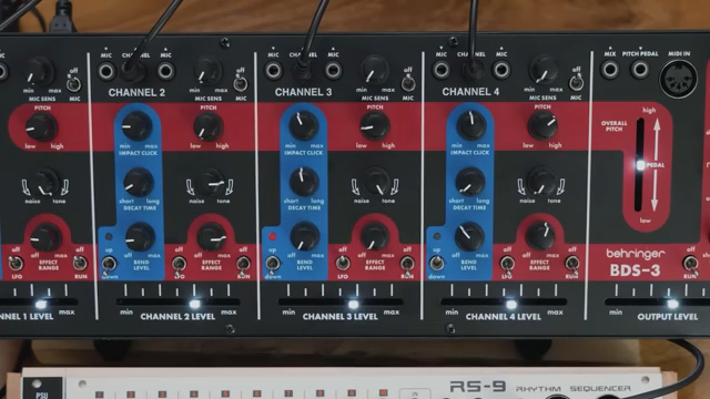 Pitch-Bend-Hüllkurve, die momentan abwärts eingestellt ist, wodurch sie dem Drum-Impact eine schöne Definition verleiht.