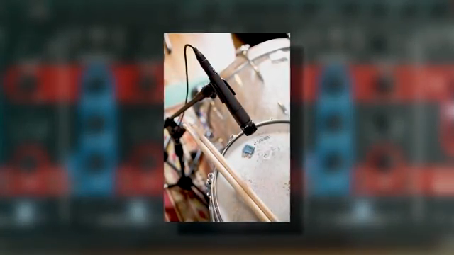 Diese Eingänge akzeptieren auch Mikrofonsignale, weshalb es einen Mic-Sensitivity-Regler und einen Mic-On-Schalter gibt.