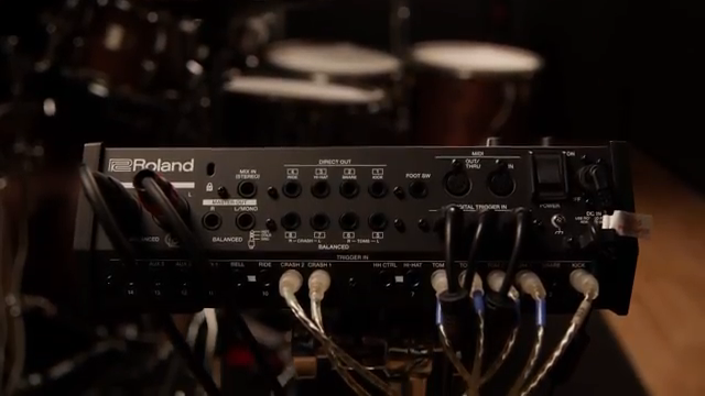 Das V71-Modul hat acht zusätzliche Direct Outs, sodass du einzelne Audiosignale von Kick, Snare, Ride, Hi-Hat, Toms und Crashes senden…