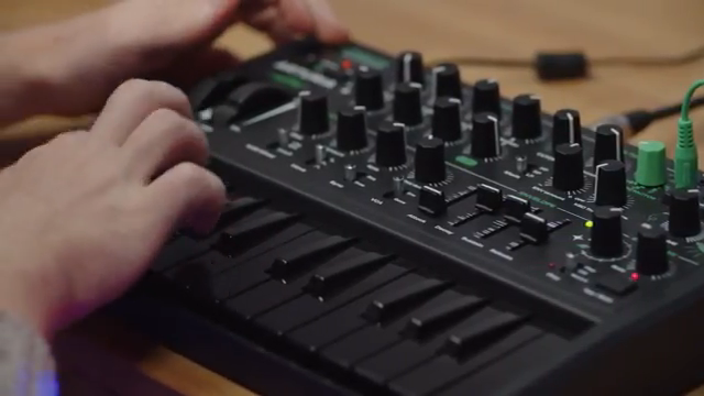 Es ist der Typ Synth, der dazu einlädt, jeden Parameter zu berühren, an Knöpfen zu drehen und unerwartete Klänge zu entdecken.