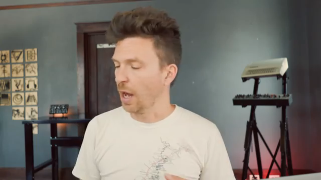 Ich würde ein Patch machen, bei dem sich diese beiden Module gegenseitig clockten und mit Sound versorgten, manchmal aufgenommen von meinem…