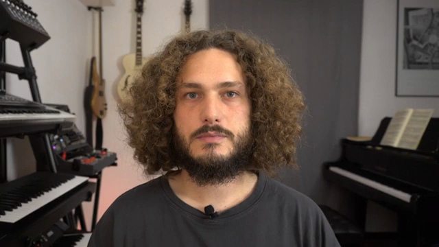 Heute spiele ich Studio #3, ein Stück, das polyrhythmische Muster und polymetrische Phrasierung erforscht.