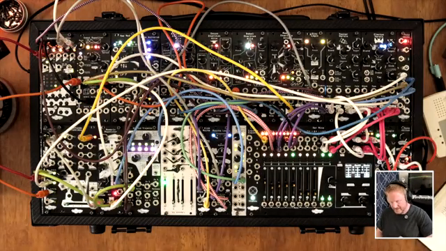 Ich habe ihn umgedreht, damit der Fader unter den Buchsen sitzt und sich leichter bedienen lässt.