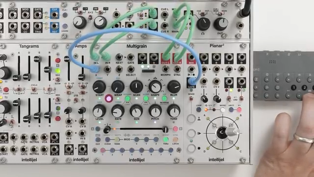 Jetzt können wir Live Sounds erstellen, die Grains aus in Echtzeit an Multigrains Eingänge gepatchtem Audio erzeugen.